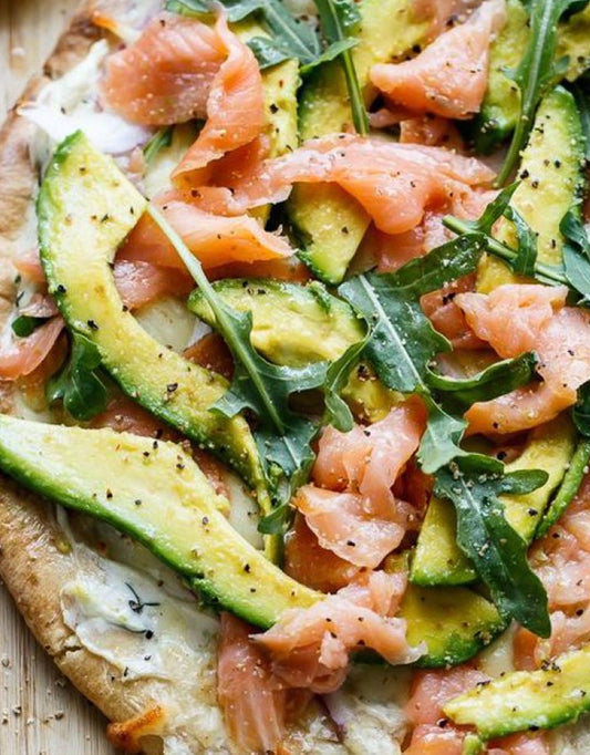 Healthy saumon avocat pizza